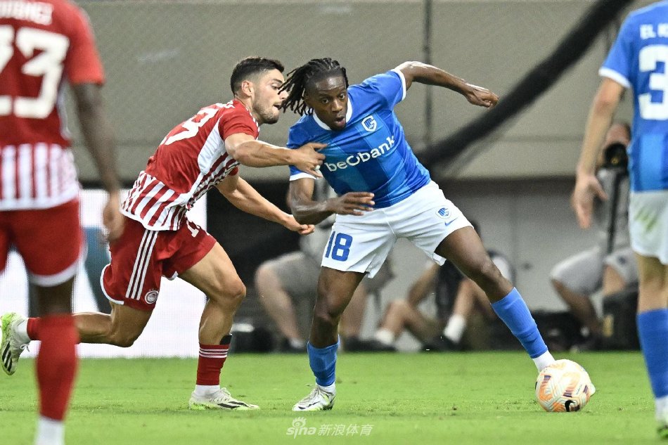 足球比赛中 足球比赛中